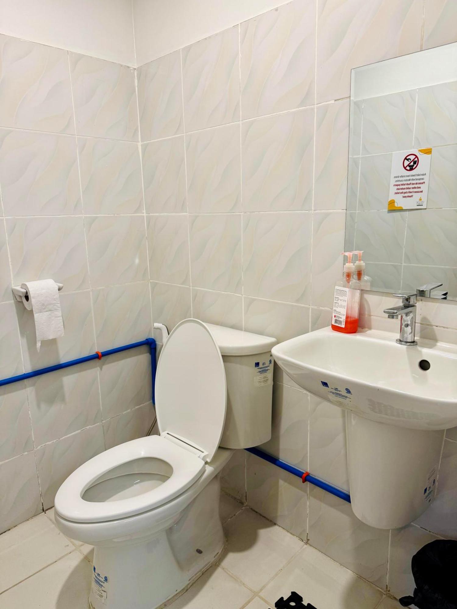 Cheese Hostel Manila Макати Экстерьер фото